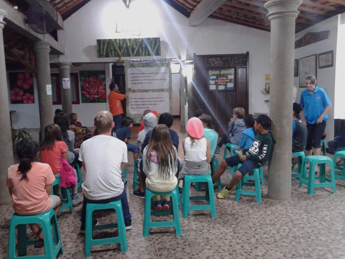 cinangneng's tweet photo. Setelah makan malam belajar menyanyi lagu tanah sunda dan ronda kampoeng Deutsche international schule #cinangneng https://t.co/VmVt2Hotuz