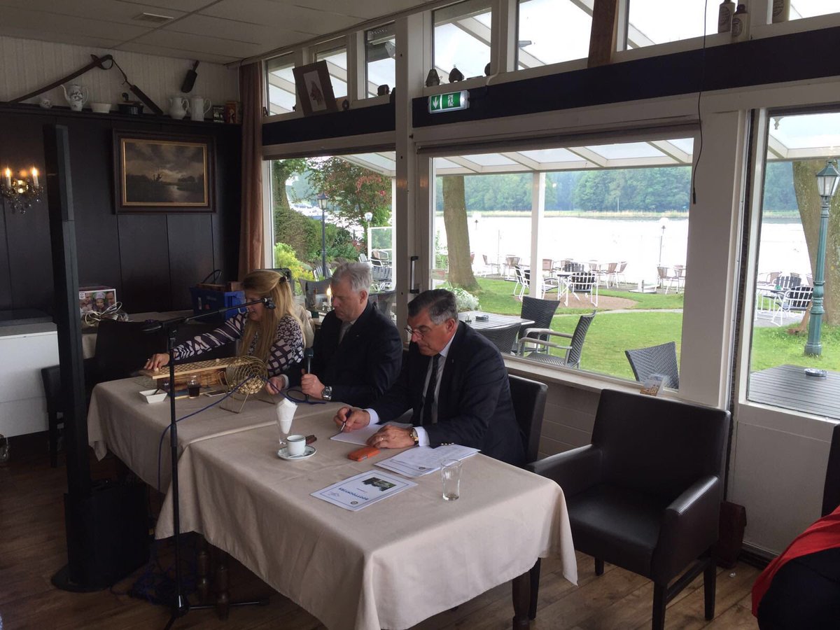 Gezellige groep #ouderen voor #bingo op uitnodiging van <a href="/RotarySld/">Rotary Sliedrecht</a> Prijzen beschikbaar gesteld door leden