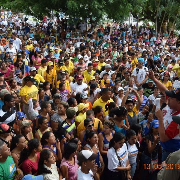 crespojuvenil's tweet photo. El pueblo de #Aroa #Yaracuy desbordo sus calles para apoyar al Lider Progresista de Vzla @HenriFalconLara https://t.co/5E3G8ouHu2