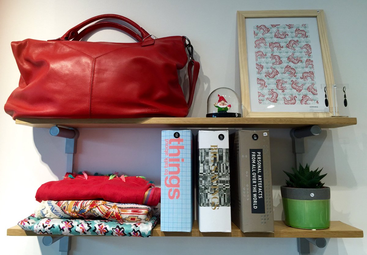 MadeByMoiParis's tweet photo. Ambiance Deco avec les boites livres #housedoctordk et les affiches #germainesparis Insta https://t.co/7x1A3E2Gys https://t.co/E010B5ITgl
