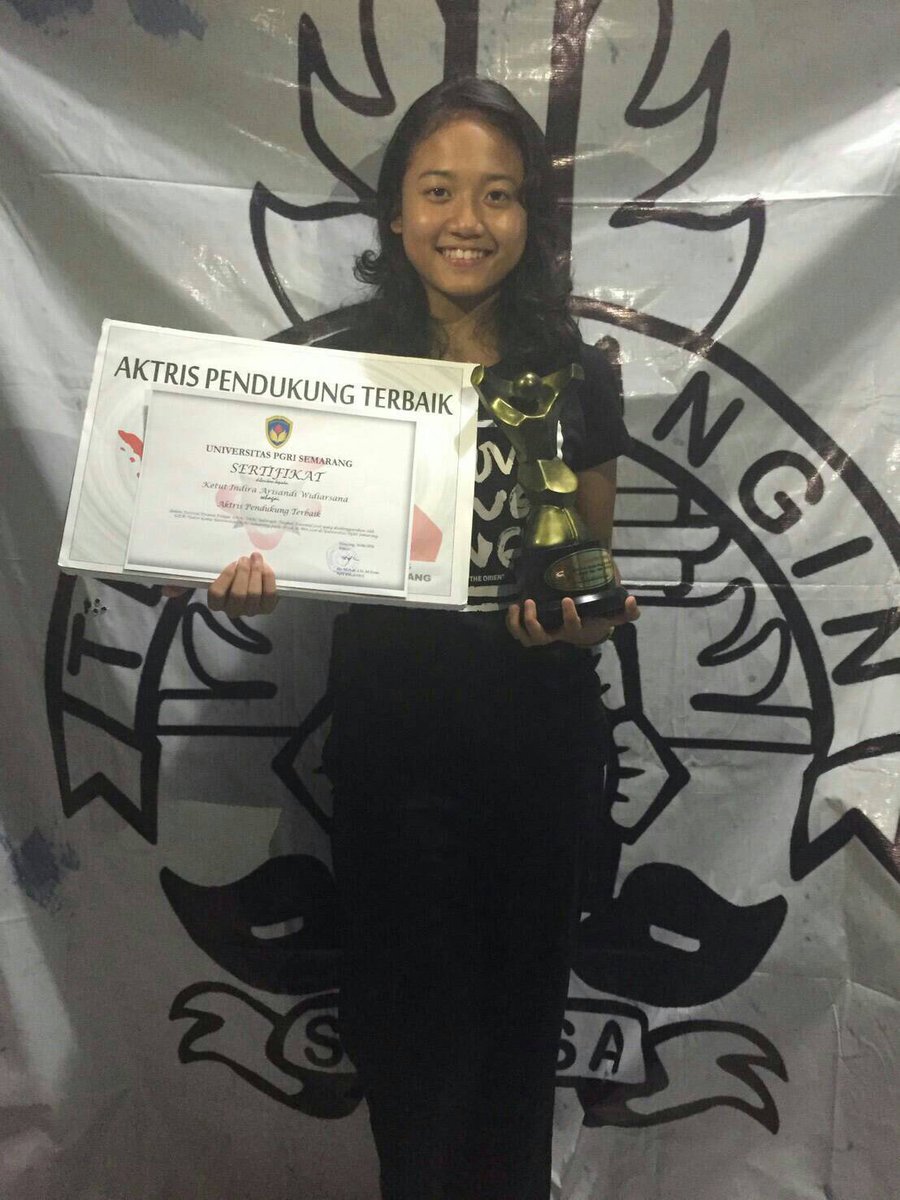 Selamat Indira! memenangkan kategori aktris pendukung terbaik pd festival drama nasional di IKIP PGRI Semarang!