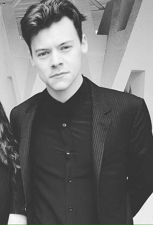 First Pics Of Harry Styles Haircut Send Fans Into A Frenzy
