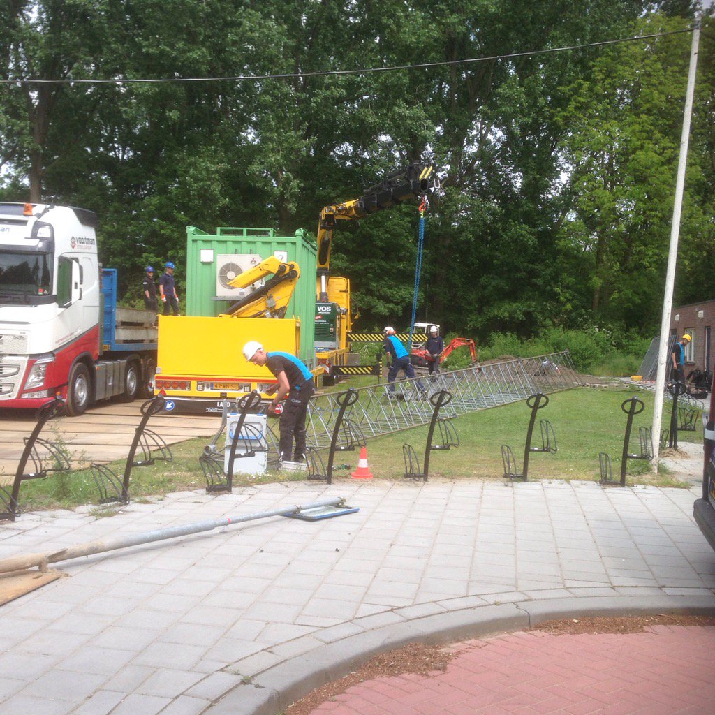Zendmast wordt naast sporthal <a href="/RhoonNoord/">Rhoon-Noord</a>  opgebouwd.