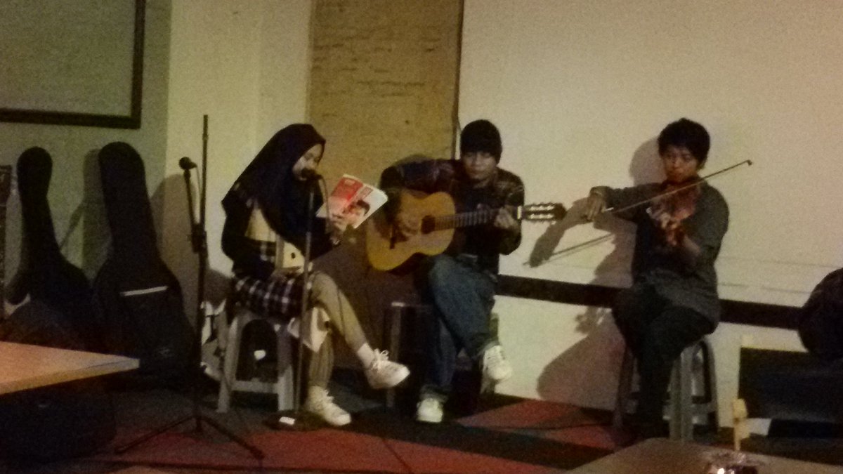 Kolaborasi kece dari temen <a href="/berbaginasiLPG/">Berbaginasi Lampung</a> <a href="/BiolaLampung/">Biola Lampung</a> nih. Menyentuh di <a href="/MalamPuisi_BDL/">Malam Puisi Lampung</a> ... Yuk bersyahdu kak ..