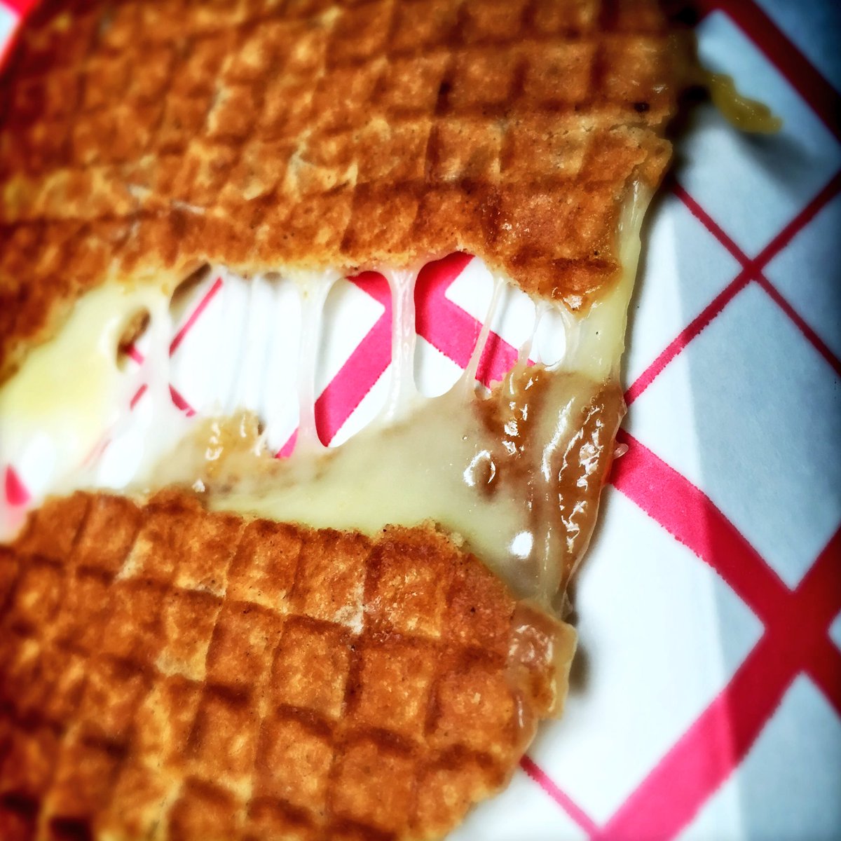 GastronautaDF's tweet photo. Ay, este waffle delgadito de masa un poco dulce especiada, relleno de queso holandés. 
Quesadilla nice de @Dulcendam https://t.co/i7poxmMx0V