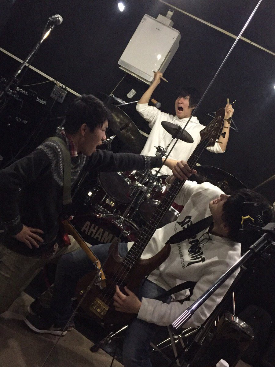 No Smoke 今日もシャウトを鳴り響かせるスリーピースバンド みゆう まぁ一言で表すならlike いやloveですかね ラヴ おかん イジリが雑なファンタスティックメタリックバンド おさかな フロントマンいい人オーラ出すぎ マドモ ひゅんひゅーん