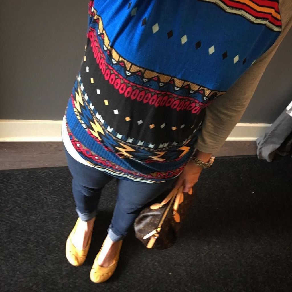 theSIMPLEmoms's tweet photo. Today casual go to....my #RandyTee from @lularoeemilyringnalda! Mixing it with skinnies and MORE flats. Ha! Told ya… https://t.co/hGOdHiuslJ