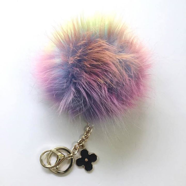 LC_BNB's tweet image. 🌈🌈🌈#fauxfur #pompomkeychain #puffball