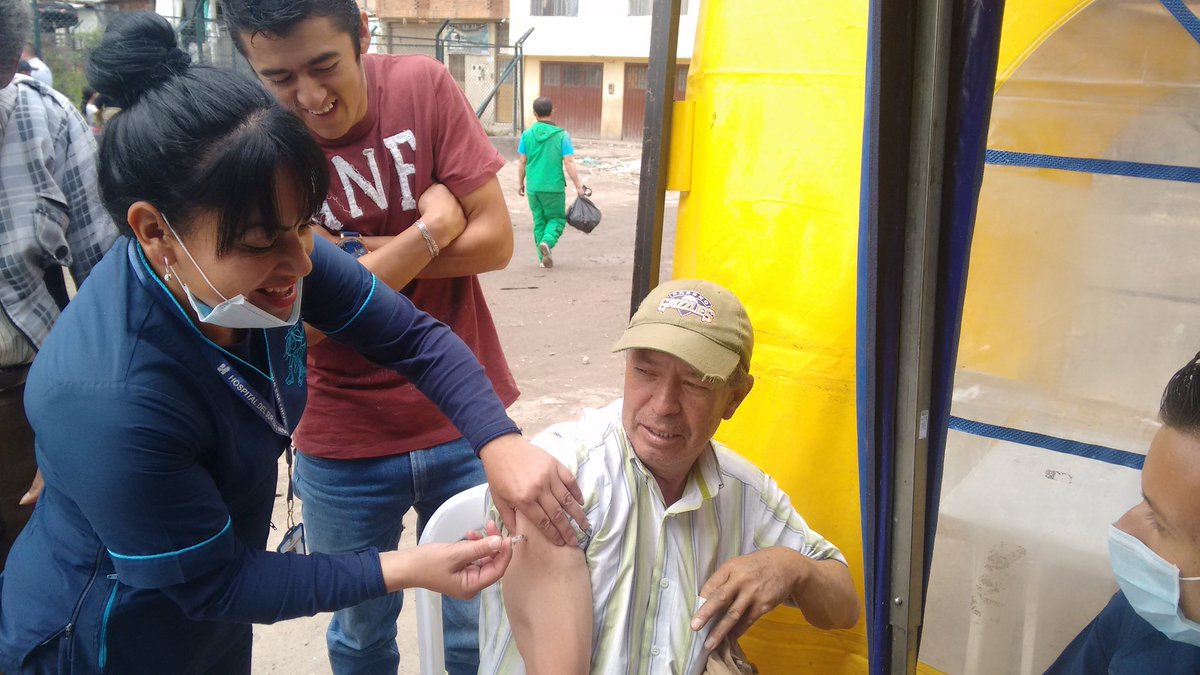 USSDelSur's tweet photo. Personas mayores acceden a la vacuna de la influenza en Jornada de atención al habitante de calle en el B. Amparo https://t.co/ZADMeZOL86