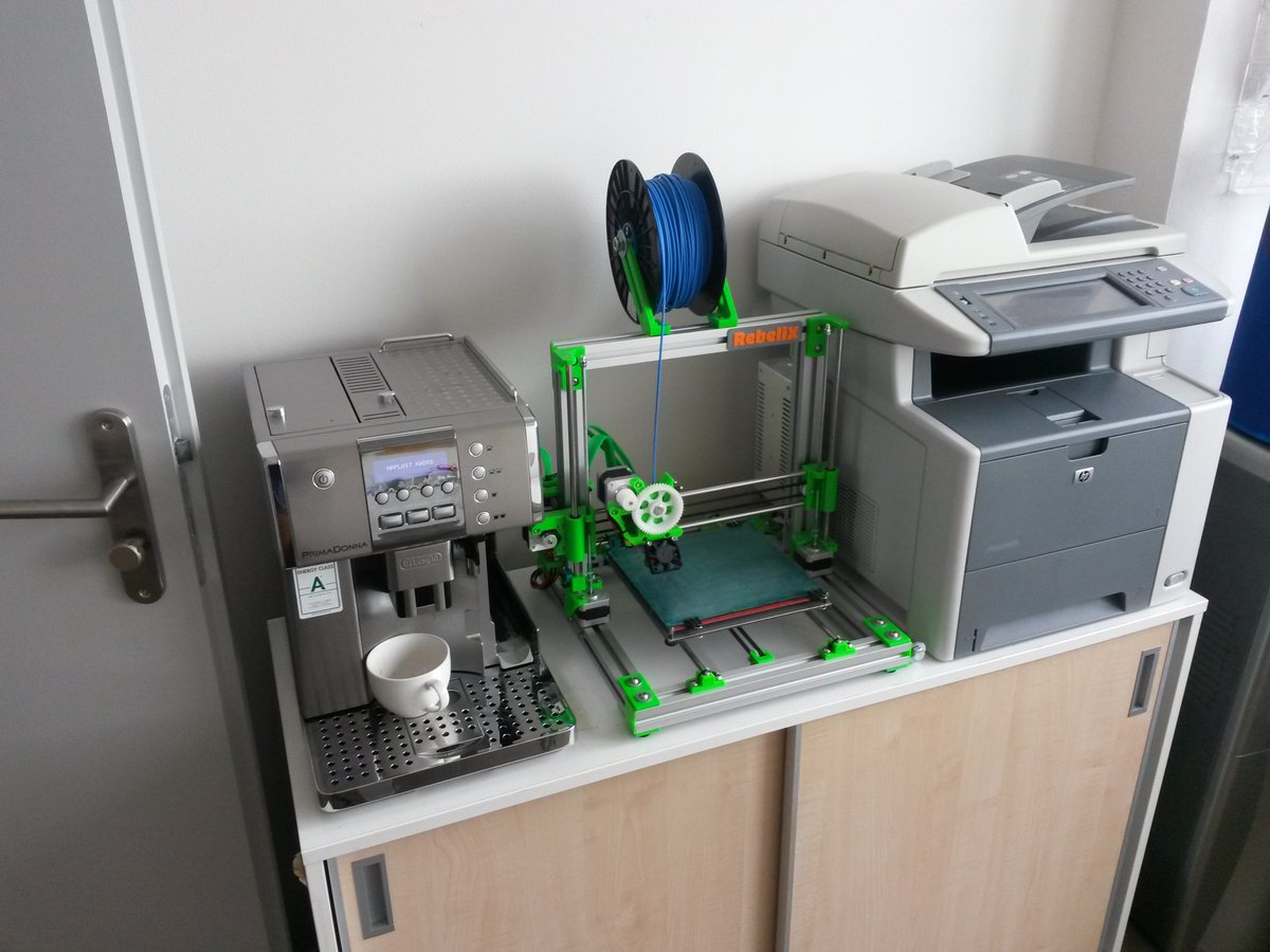 ikytka's tweet photo. Zatímco se mi vaří kávička, něco si vytisknu... Je libo dvě nebo tři dimenze? Kuchyňka na #cvutfit #ergonomie https://t.co/Gvn7MMYgSj
