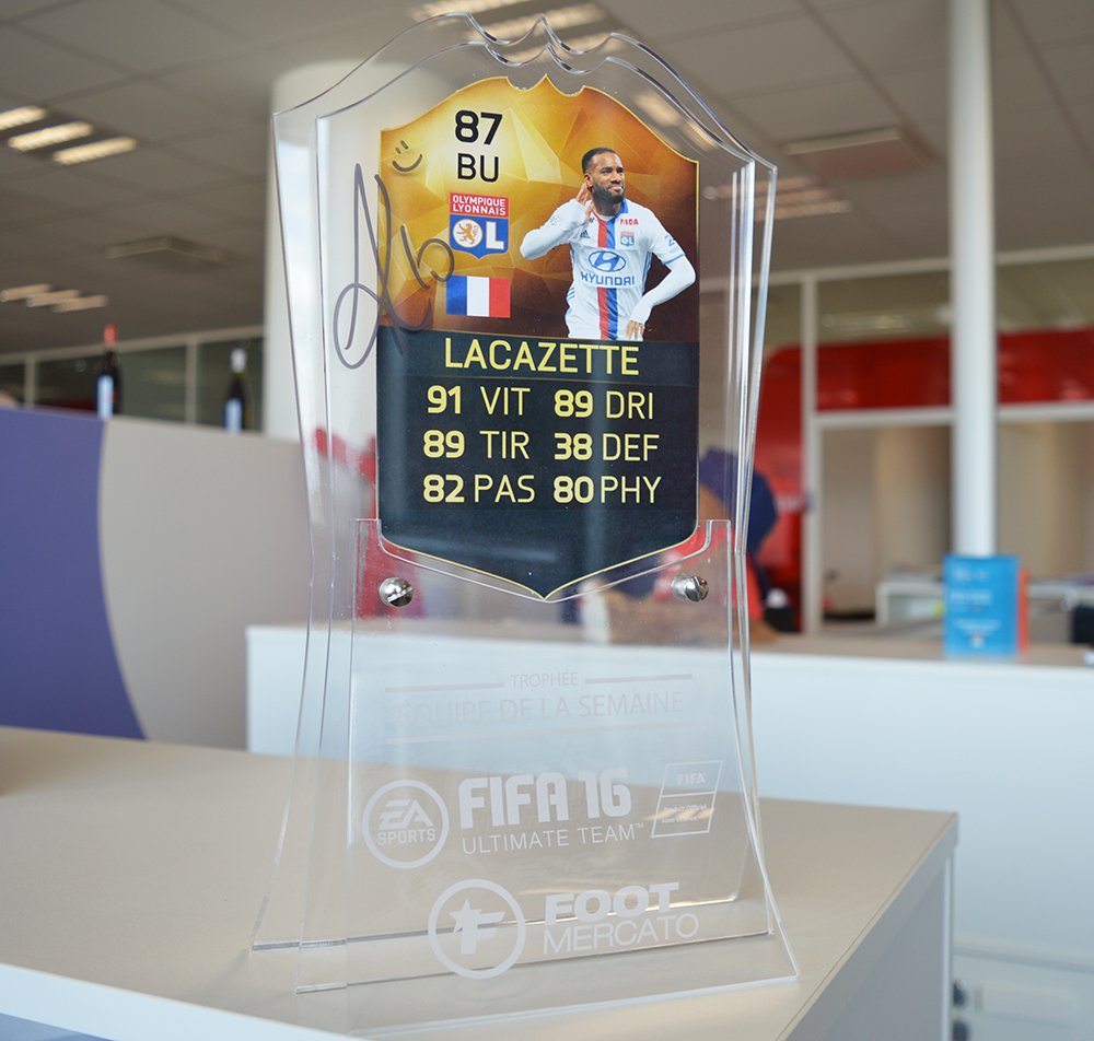 OL's tweet image. Follow et RT pour gagner le trophée @EA_FIFA_France dédicacé par @LacazetteAlex qui était dans la #TOTW 35 !!