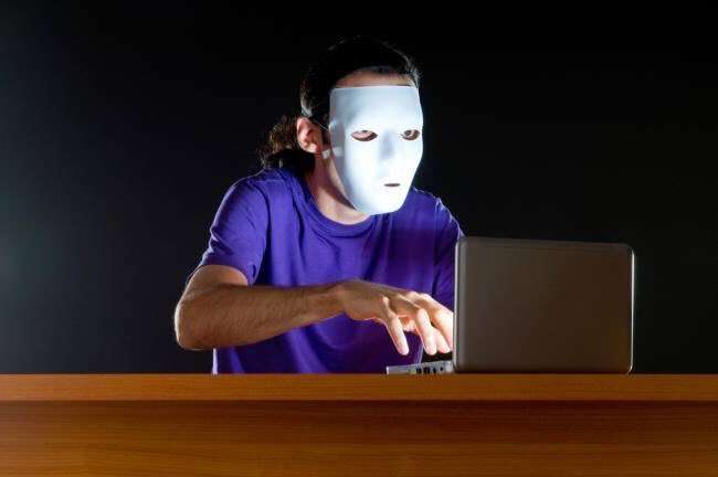 Хэлэх үг байвал нэрээ ч нүүрээ ч бүү нуу. Нуугдсан бол юу ч хэлэх хэрэггүй, хулчийсан чигтээ үлд.
#Гэнээ.