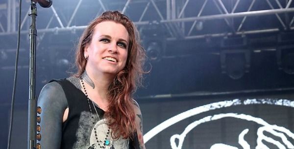 NylonMag's tweet image. .@LauraJaneGrace, this was the *ultimate* punk move: nylon.cm/1rRI9xD