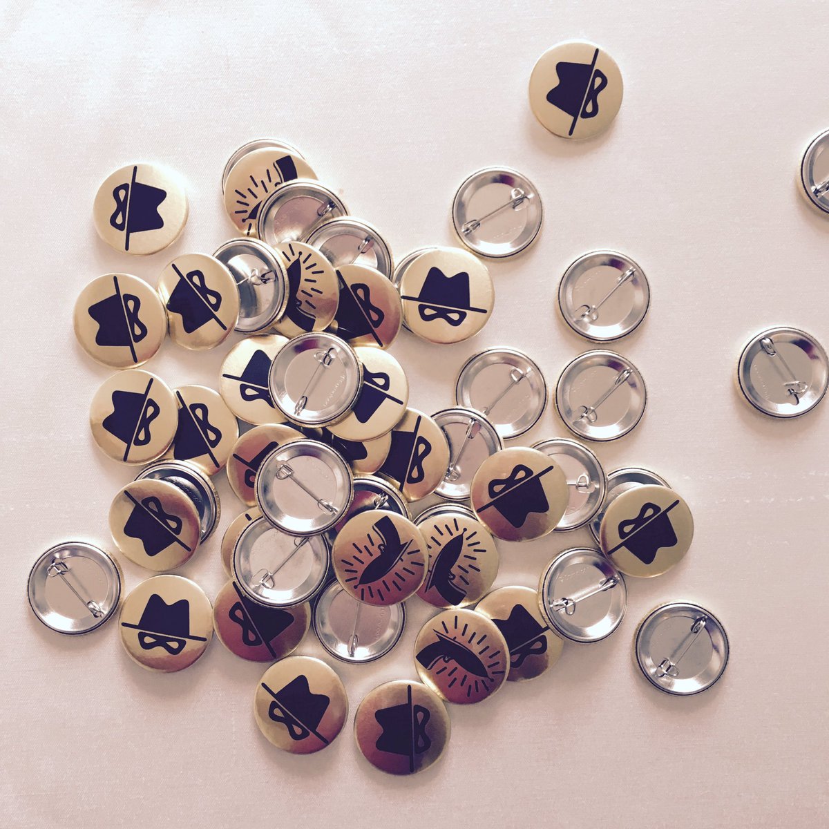 Wacky gadget per identificare gli agenti. #inaugurazione #nuovoufficio #Milano #pin