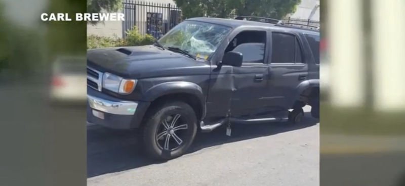Jalopnik's tweet photo. All four wheels fall off after Jiffy Lube brake job https://t.co/0BzqdczGEB https://t.co/t1yDP5jASl