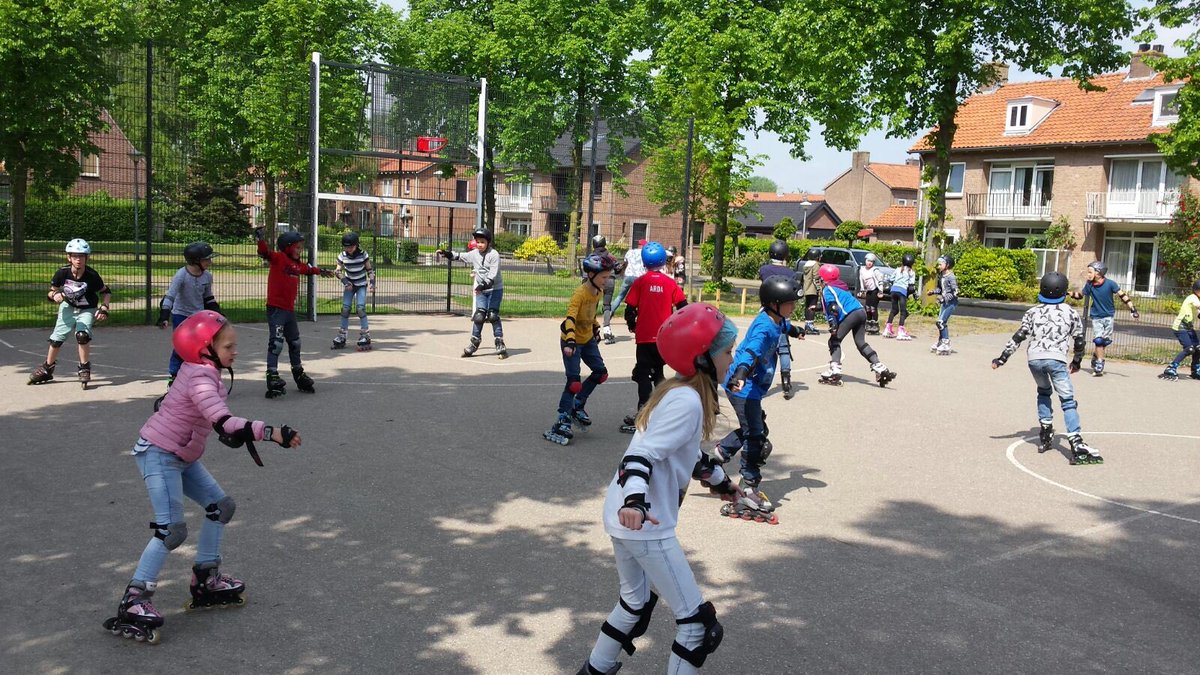 bsStJozef's tweet photo. Geen blessures! Dankzij goede begeleiding van de jongens en meisjes van #Skate-a-way!! https://t.co/v3jaM7mkX6