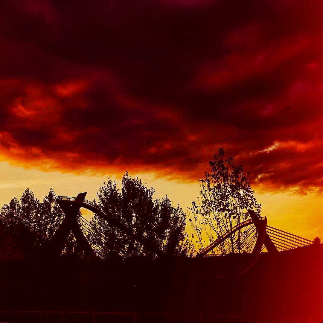 MonchoRphoto's tweet photo. Cuarto Milenio #puentedelmilenio #ourense #iphone #fire #monchorodriguezphotographer https://t.co/hrPLZ0maVy