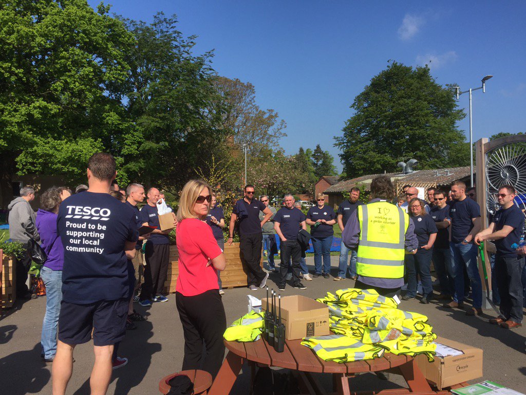 JessDawson40's tweet photo. Amazing Tesco in the community project today #broomfieldhospital @TescoPrincesRd @CommChamp_Tesco @andyfinchy https://t.co/jBoBp1GmzA