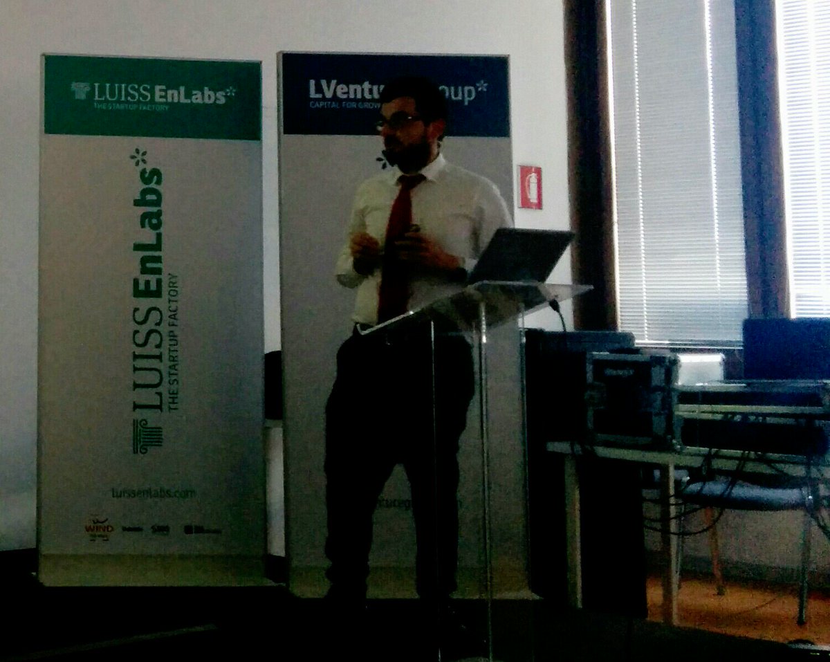 CodemotionIT's tweet image. Cosa è il #machinearning? Imparare dall&apos;esperienza e dai dati. @AntimoMusone #datadriven16