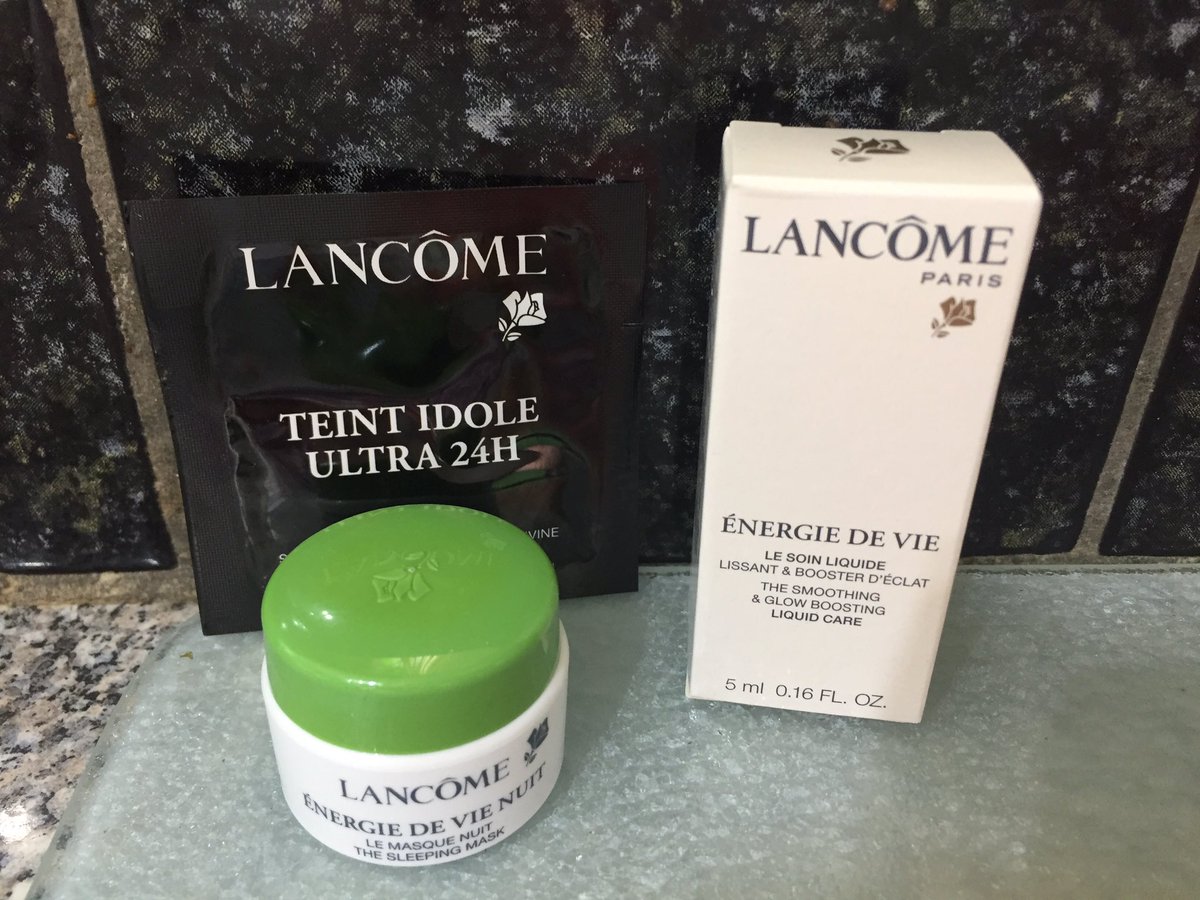 LiveLikeLynne's tweet photo. Just received my freebies from @LancomeUK and a free makeup lesson! #beauty #makeup #fashionista #ColourTalk #pinup https://t.co/gsARBxAzih