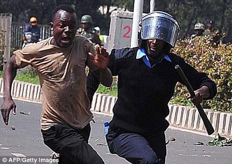 Rabs1989's tweet photo. Why are policemen taking extending their frustrations to the innocent Kenyans ? https://t.co/Uim8WXL3Xg