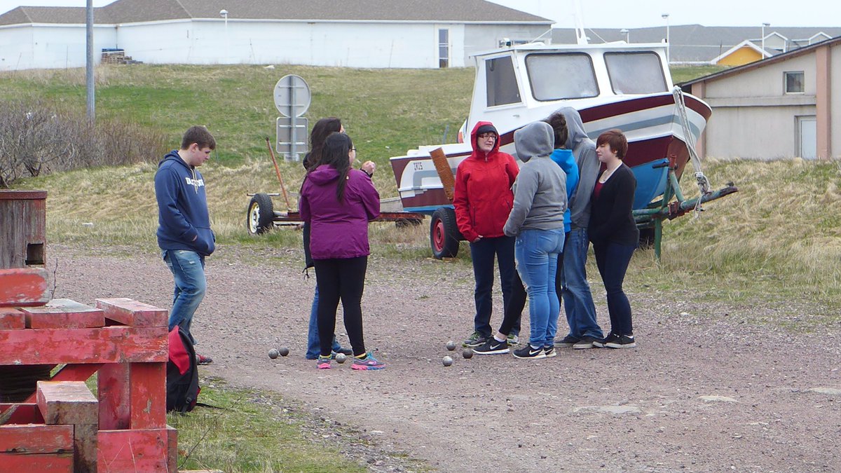 Qui gagne ? Who wins ? #pétanque <a href="/LoriStrang/">Lori Strang</a> @AprilRPoole <a href="/kiajanine92/">Kia Janine</a> <a href="/NLESDCA/">NLESD</a> <a href="/RandomIslandAca/">RIA</a>
