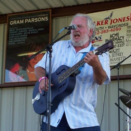 FPNMoreland's tweet photo. #Picking &amp; #singing w/ #bluesman #RossPead &amp; friends
#LiveMusic tonight @ 8pm #L5P
https://t.co/5p8jXkB2qm https://t.co/j9Cpea8rlA