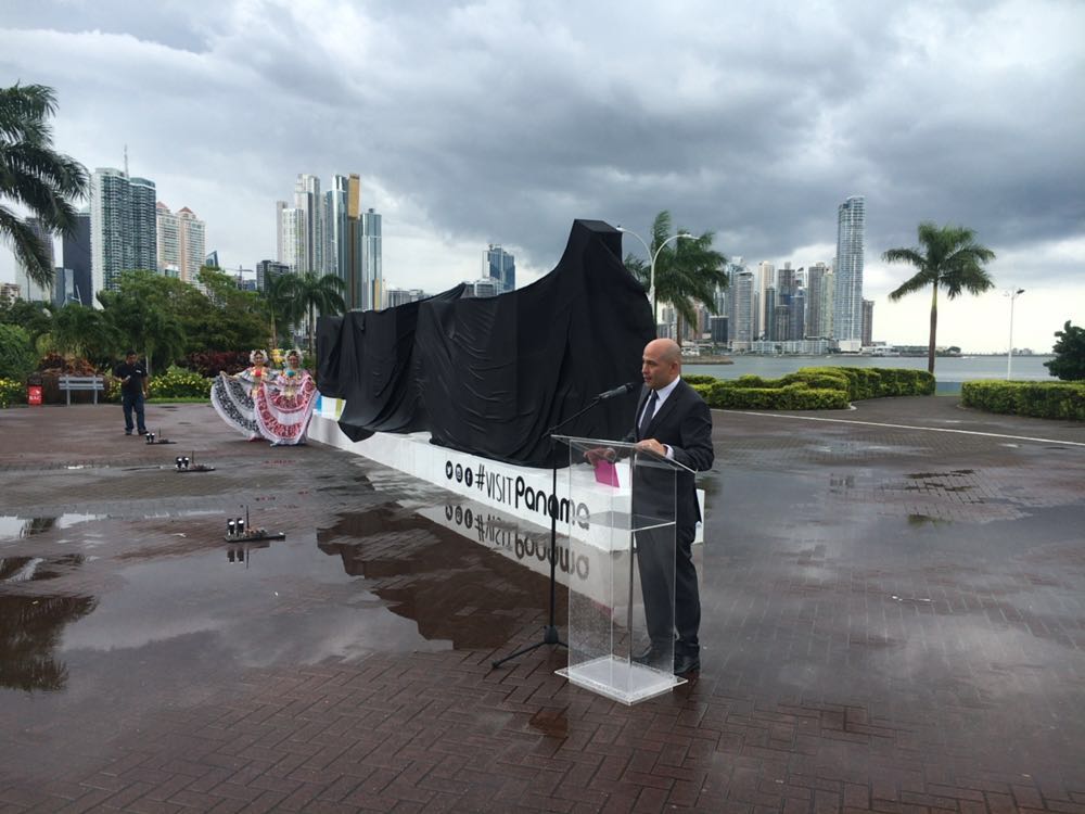 Ministro Him inaugura el parador fotográfico de #Panama en la Cinta Costera a la altura de la fuente Anayansi.