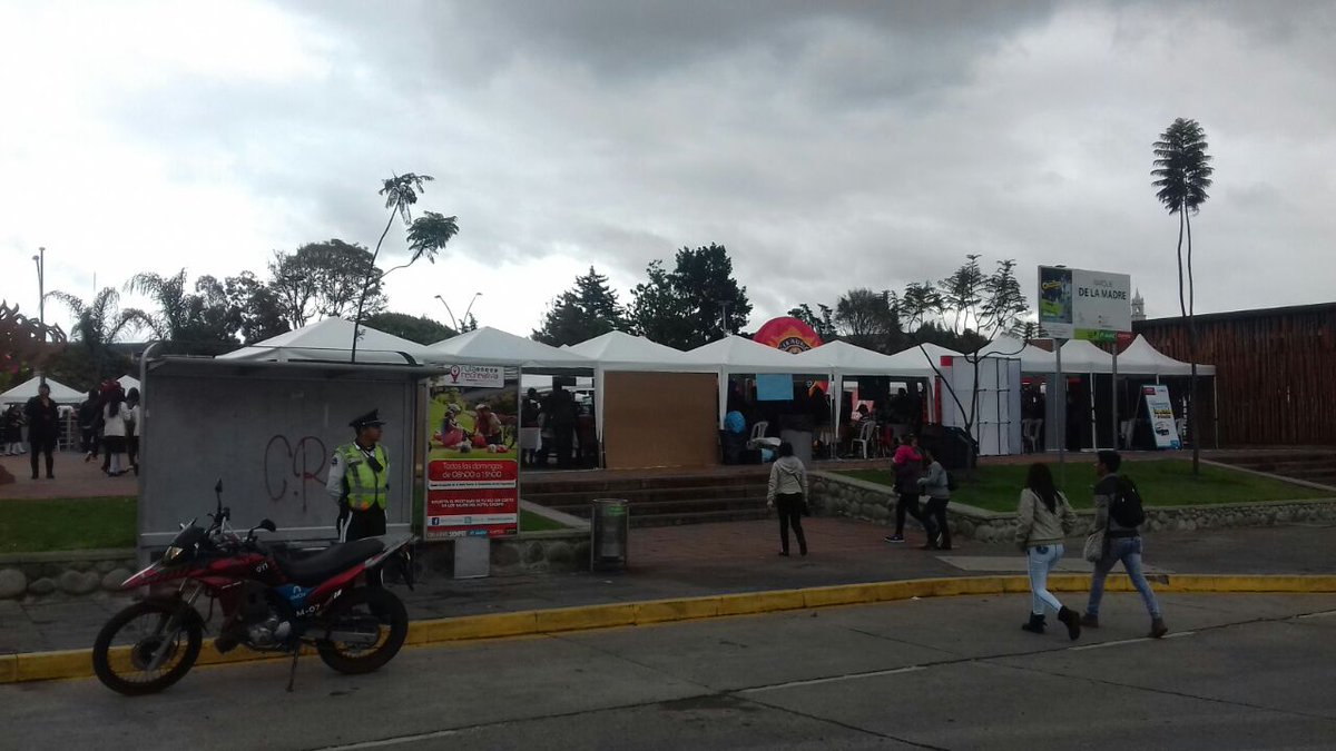 emov_ep's tweet photo. ACT colaborando con los peatones que asisten al #ExpoReciclajeCuenca, en el Parque de la Madre. #ElRespetoNosMueve https://t.co/HfaSz4boP5