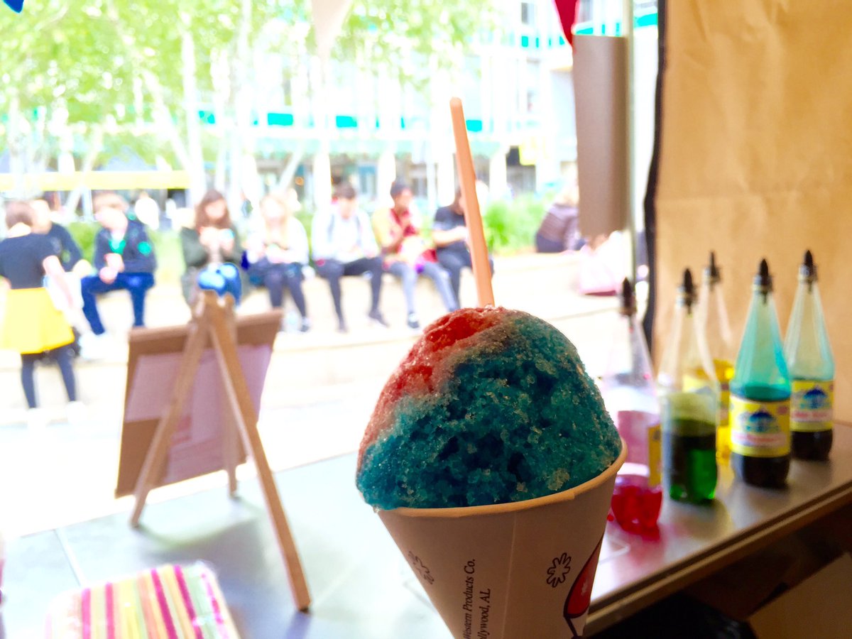 snowconehire's tweet photo. Snow cones for hundreds of Essex students today on Campus #essexuniversity #colchesteruni #colchesteruniversity 😎☃☃😀 https://t.co/P7m4DivlnH