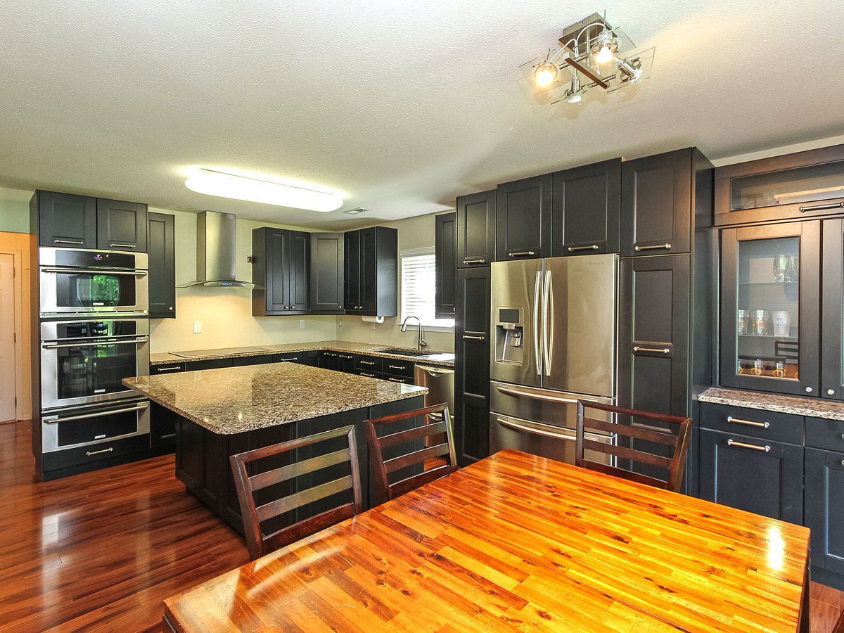 MarkAWatson's tweet image. JUST LISTED! 5128 Autumn Oak Drive Charlotte, NC 28269.  Chef gourmet kitchen! Priced to sell at $170,000!
