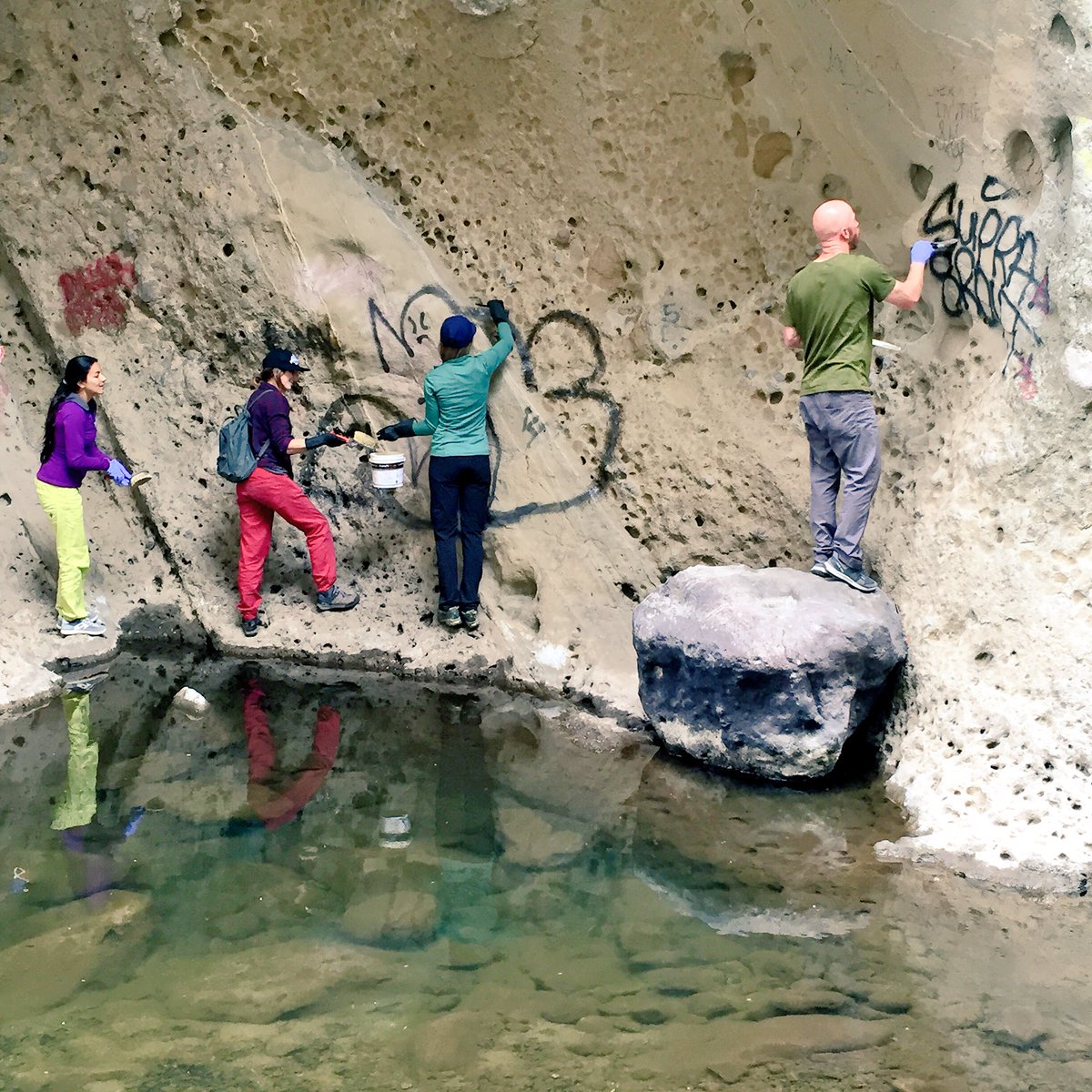 <a href="/daila_ojeda/">Daila Ojeda</a> @etteloc24 <a href="/RutherfordKate/">Kate Rutherford</a> <a href="/_chris_schulte_/">Chris Schulte</a> graffiti removal #RockProject <a href="/accessfund/">Access Fund</a> <a href="/BlackDiamond/">Black Diamond</a>