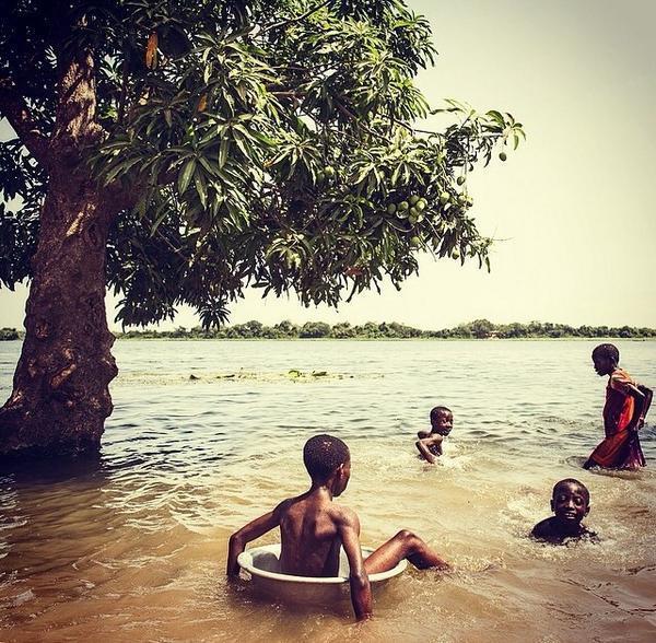 Hiç birşeyleri yok ama kara kıtanın çocukları çok mutlu.Her şeye sahip olmak için dünyayı yakıp yıkanlara inat.Gana