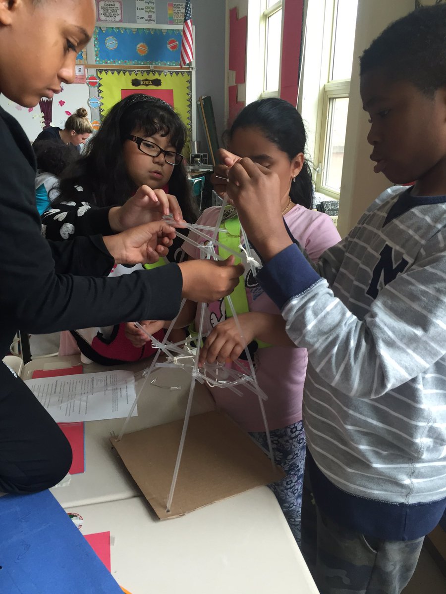 #worldmakerday at GSCES <a href="/CurryAtTheCreek/">Scott Curry</a> @DSSI_ElemTeam earthquake safe build