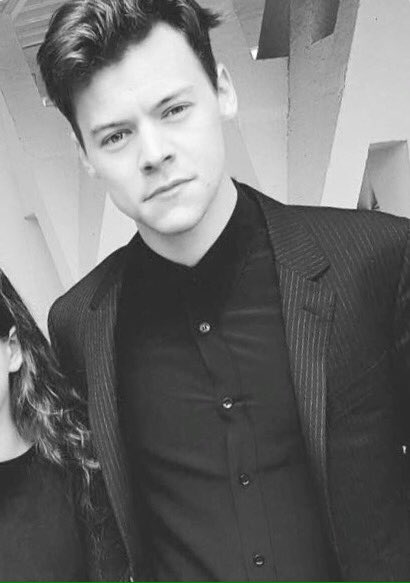 feelsofhoran's tweet image. HARRY AVEC SA NOUVELLE COIFFURE LES GARS PUTAIN GT PAS PRÊTE IL EST TROP TROP BEAU😍😍😍