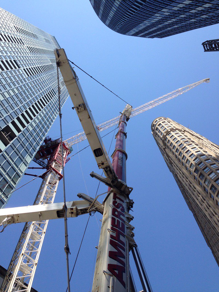 udotoronto's tweet photo. Crane action at the #ltower. Maybe @SkyJacked793 can explain what is going on. https://t.co/0D7baJxN2C