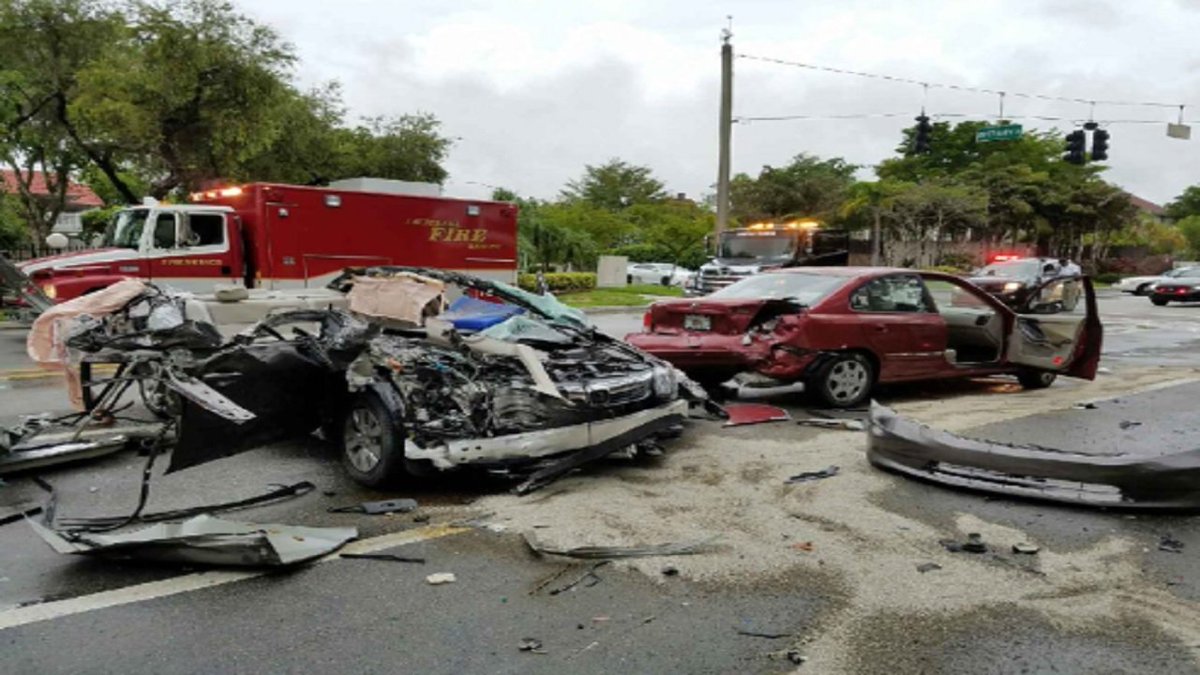 2 adults, several children injured in accident involving school bus in Lauderhill bit.ly/25aILju?utm_me… https://t.co/itOhsEX4cZ