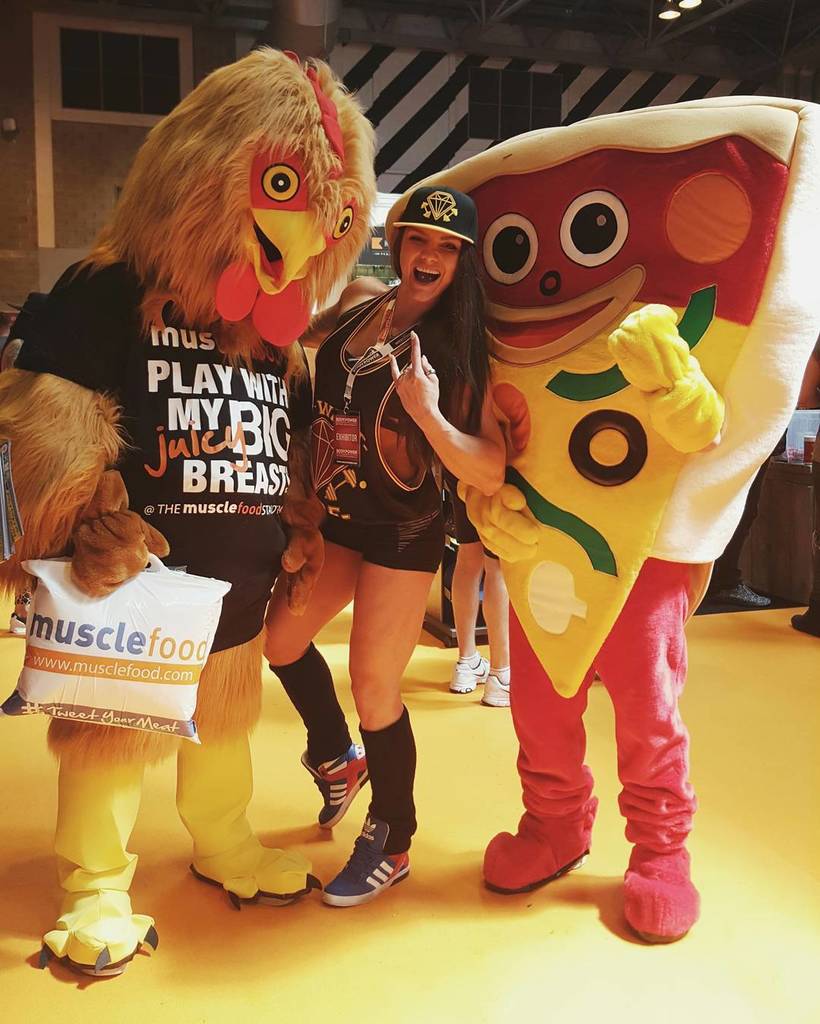 cryptokikii's tweet photo. Okay guys... which do you prefer - chicken or #pizza..!? 😂😂✌🍗🍕 #musclefood #bodypower #bod… https://t.co/q7Tau9v7Ii https://t.co/qFTDWsJ8Hh