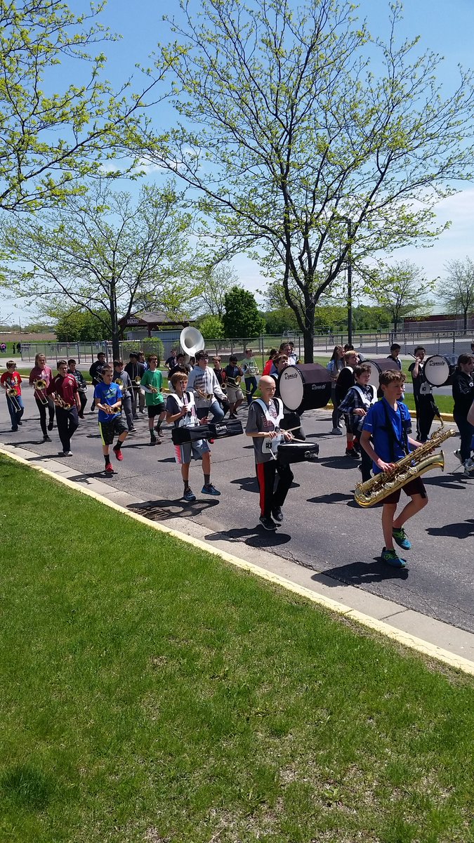 lgad68's tweet photo. Great day for our 6th graders to practice for the parade! @LGMSWolves  #bethebest https://t.co/PHKx19RUeh