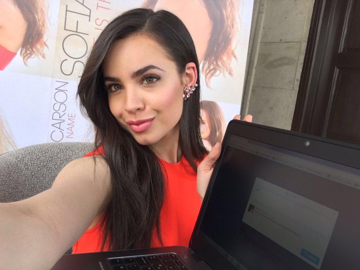 Vevo_MX's tweet photo. Muy linda @SofiaCarson y su selfie con @Vevo_MX en #SofiaVevo Twitter chat https://t.co/Obeoims0a1