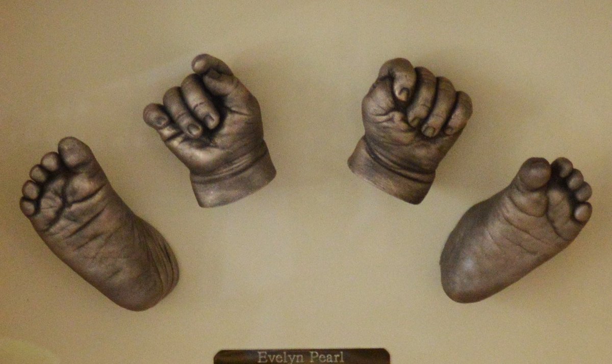 _minimemories's tweet photo. A 3D casting of a full set of hands &amp; feet finished in pale gold in an oak frame #3dcasts #babyhands #babykeepsake https://t.co/jY98Fi5D4W