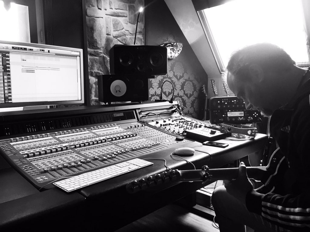 Studio-sessions with the master <a href="/gordonghg/">Gordon Groothedde</a> (and one of his 36 guitars😎) #GatewayToEternity #IAMHARDSTYLE The Album