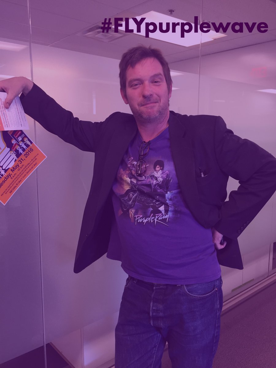 CUPEOntario's tweet photo. #CUPE communicator @kvonbling joins the purple wave in #solidarity w/ our flight attendants #FLYpurplewave #canlab https://t.co/yiBweSNsC3