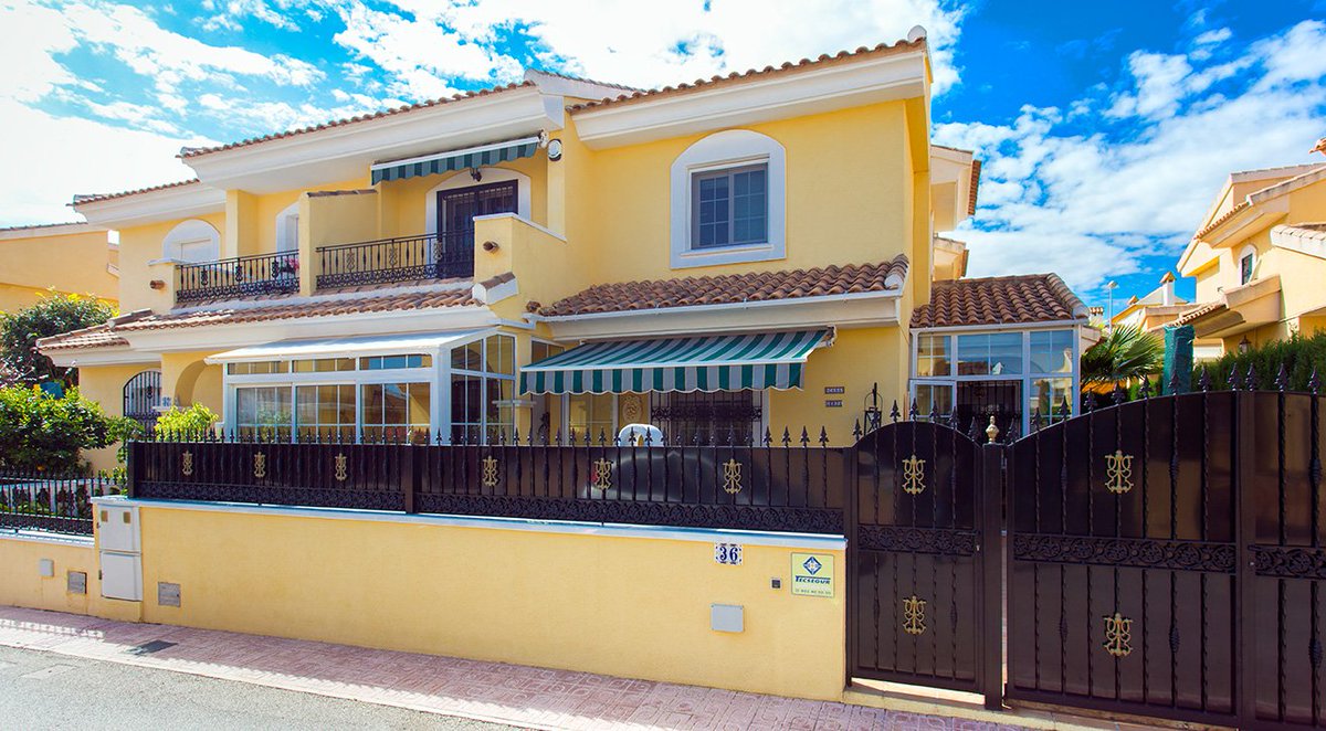 Would you like to see this #townhouse? Our doors are open from 12 to 14 pm on Friday May 26. ow.ly/XWtH300izP9