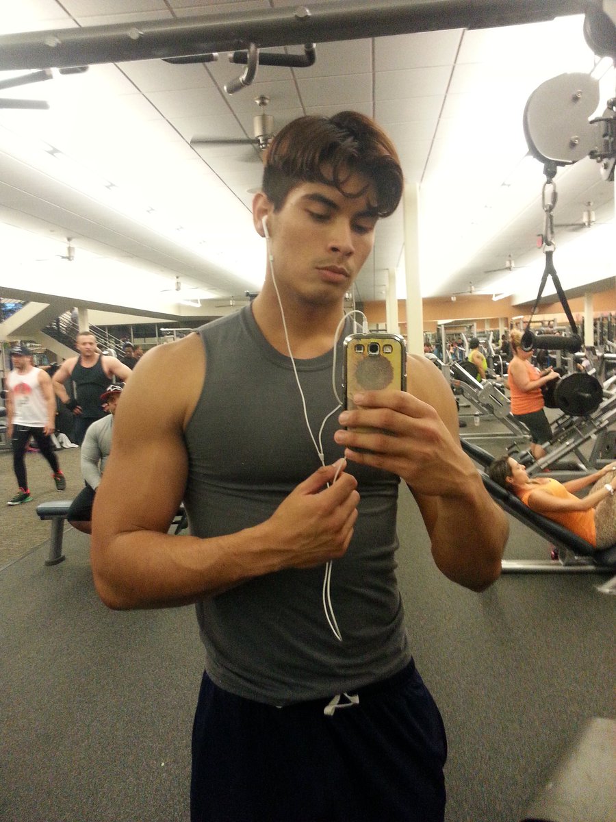Astro_Atomic's tweet photo. #feelingbuff #gymboys #jocks #curlsandswirls #brownboys #tanboys #gym #instagay #nicearms #fit #fitness #model https://t.co/OOPtvynOkZ