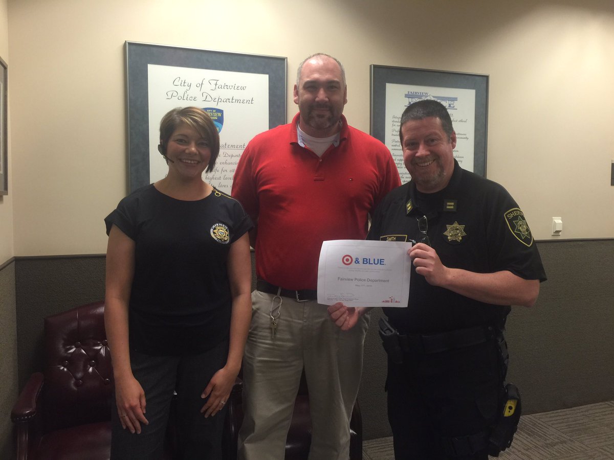 Doug_Sherriffs's tweet photo. Building PD relationships! #targetandblue #FairviewPD #ThankYou! #DonutsandCoffee https://t.co/8Dpt8T97os