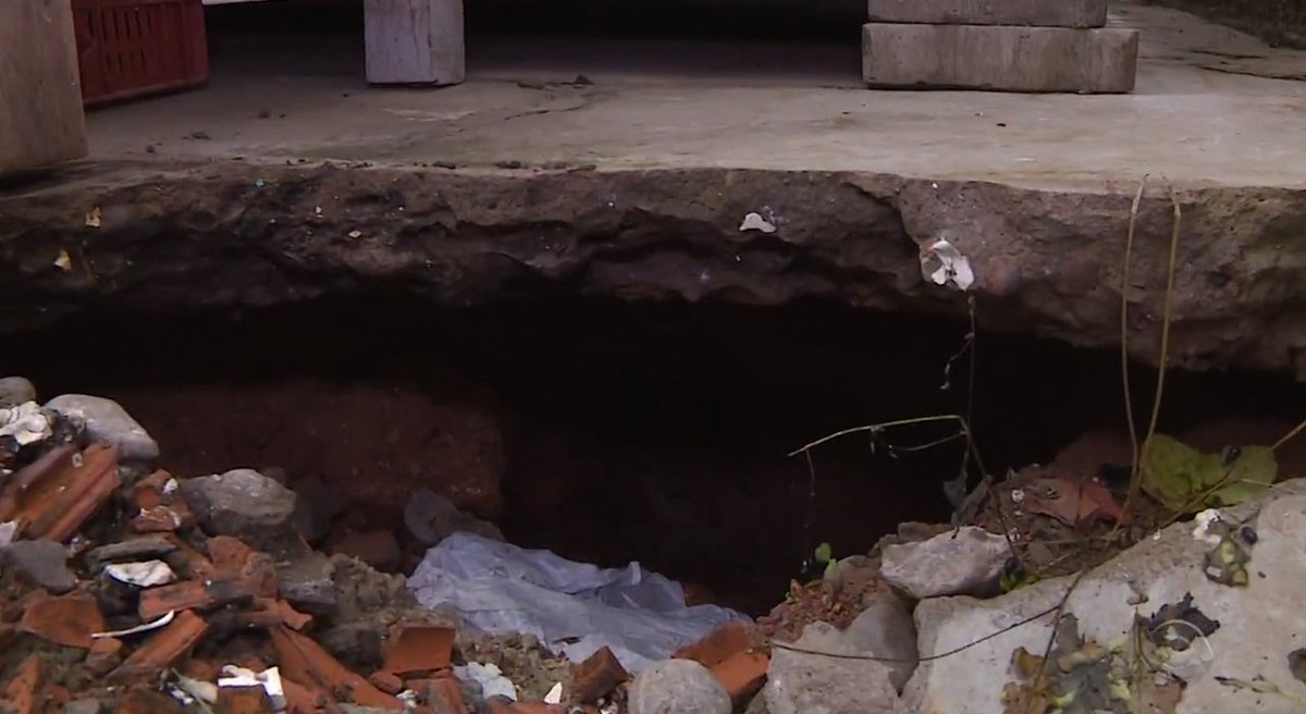 Buraco em terreno de casa leva perigo a moradores de bairro de Porto Alegre
glo.bo/1TimTYG