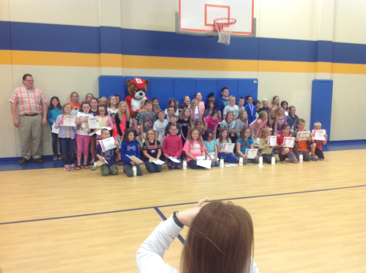 mageethird's tweet image. Awards with the good neighbear! #mwespride @KeeversCrew @MissPsGrade3 @NixonMWES