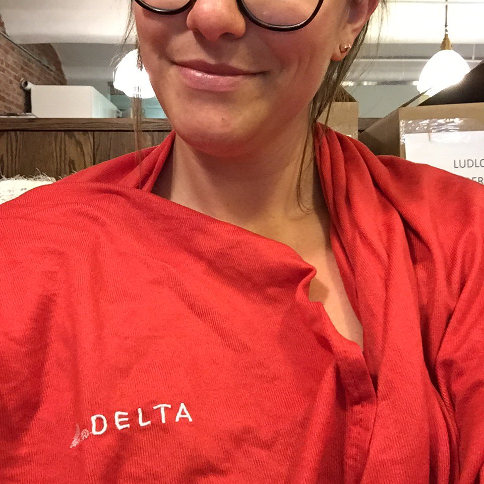 bswillss's tweet photo. When u fly from Miami > NY & have to go str8 to the office w/o a jacket. @Delta blanket coming in clutch #deltaswag https://t.co/1GasjXdbER