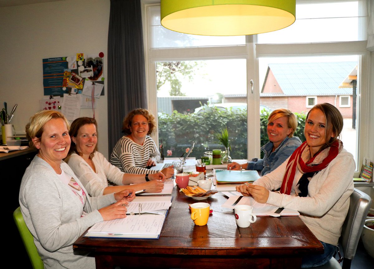 eeuwfeest2016's tweet photo. De werkgroep jeugd is volop bezig met de  voorbereidingen voor 8 juli: o.a.  galafeest en Lipdup.(foto Erik v Asten) https://t.co/xWih5doPGn
